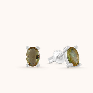 Earring in sterling silver with champagne yellow Diaspore, close-up detail