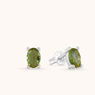 Earring in sterling silver with kiwi green Diaspore, close-up detail