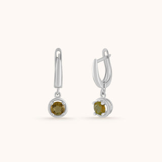 Earring in sterling silver with champagne yellow Diaspore, close-up detail