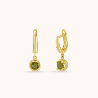 Earring in gold-plated sterling silver with kiwi green Diaspore, close-up detail