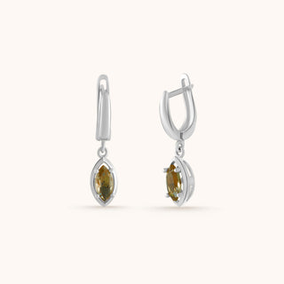 Earring in sterling silver with champagne yellow Diaspore, close-up detail