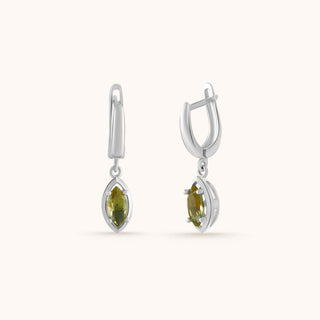 Earring in sterling silver with kiwi green Diaspore, close-up detail