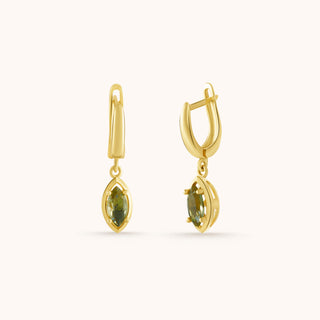Earring in gold-plated sterling silver with kiwi green Diaspore, close-up detail