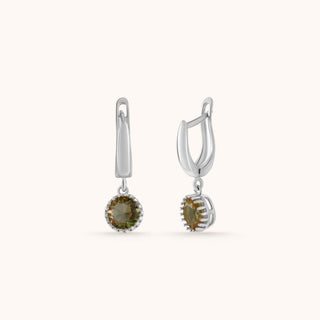 Earring in sterling silver with champagne yellow Diaspore, close-up detail