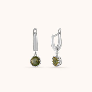 Earring in sterling silver with kiwi green Diaspore, close-up detail
