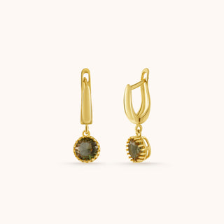 Earring in gold-plated sterling silver with champagne yellow Diaspore, close-up detail
