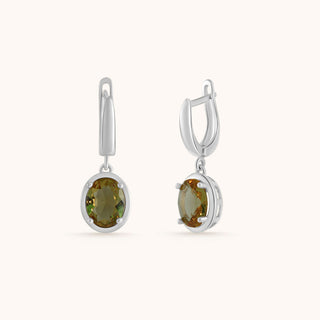 Earring in sterling silver with champagne yellow Diaspore, close-up detail