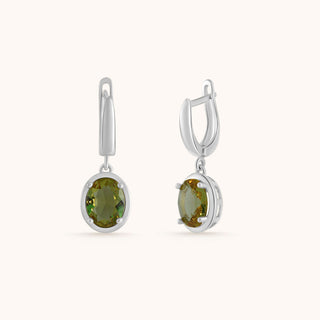 Earring in sterling silver with kiwi green Diaspore, close-up detail