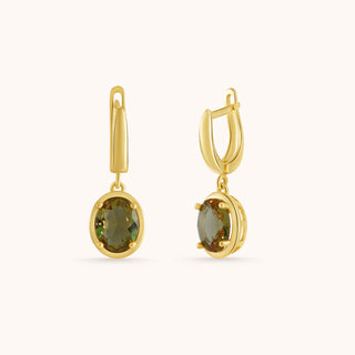Earring in gold-plated sterling silver with champagne yellow Diaspore, close-up detail