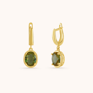 Earring in gold-plated sterling silver with kiwi green Diaspore, close-up detail