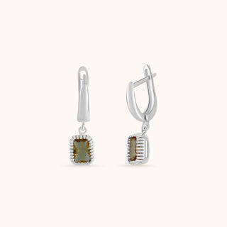 Earring in sterling silver with champagne yellow Diaspore, close-up detail
