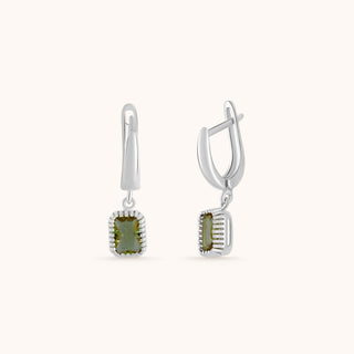 Earring in sterling silver with kiwi green Diaspore, close-up detail
