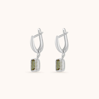 Earring in sterling silver with kiwi green Diaspore, side view