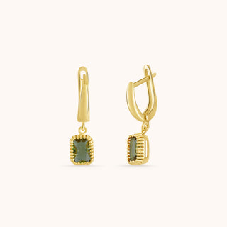 Earring in gold-plated sterling silver with kiwi green Diaspore, close-up detail